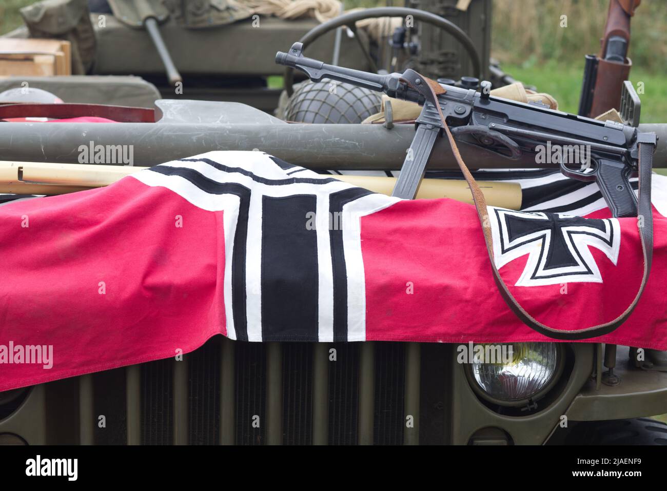 Jeep mit einer Flagge des dritten reichs und einem Maschinengewehr MP 40 Schmeisser Stockfoto