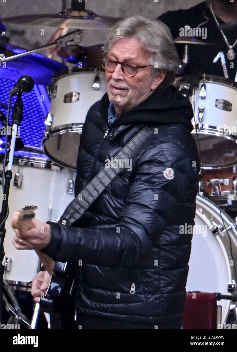 Berlin, Deutschland. 29.. Mai 2022. Der Musiker Eric Clapton tritt an der Waldbühne auf. Kredit: Britta Pedersen/dpa/Alamy Live Nachrichten Stockfoto