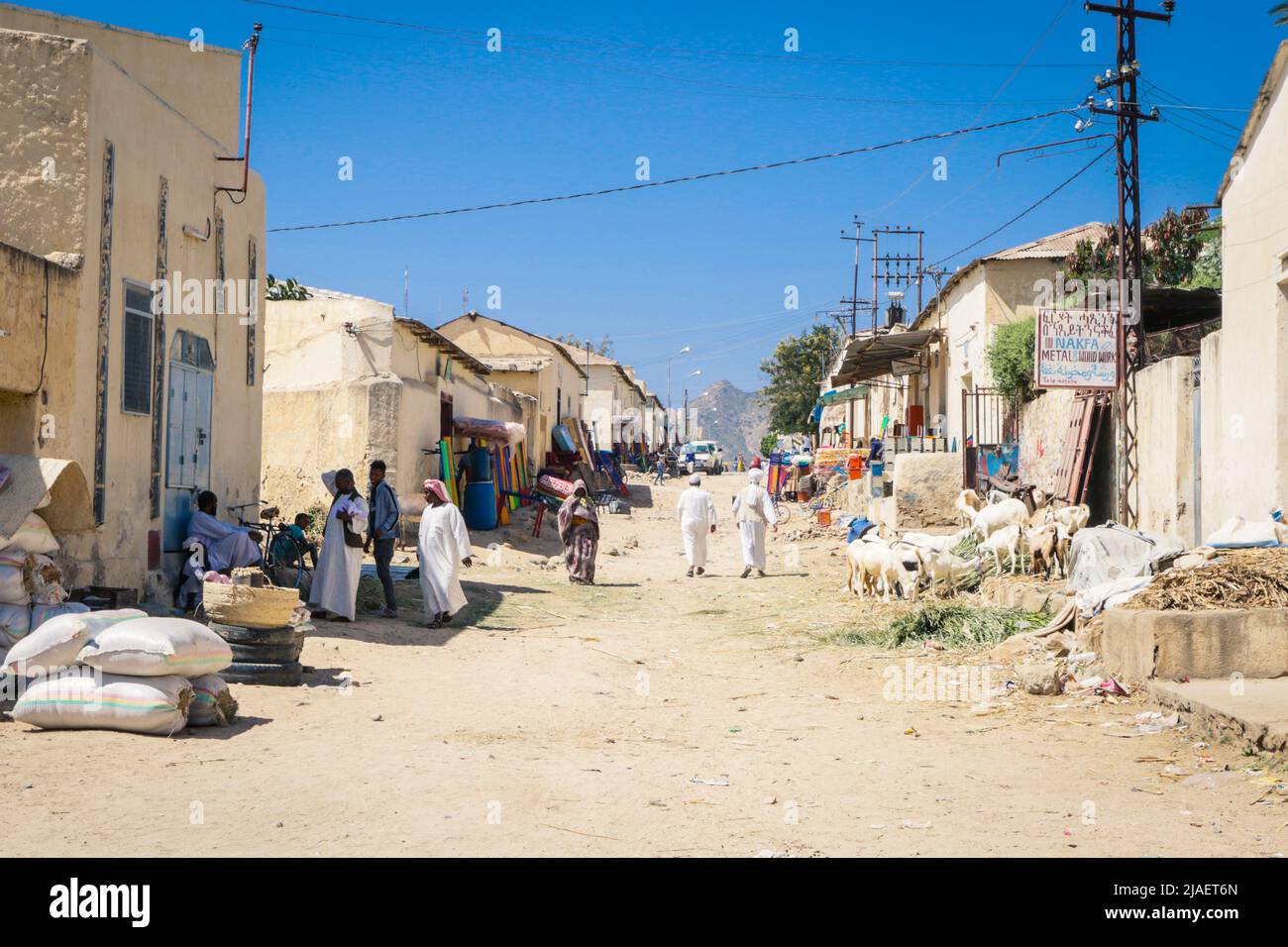 Lokale Eritreier gehen in der Nähe des Obst- und Gemüsemarks Keren Stockfoto