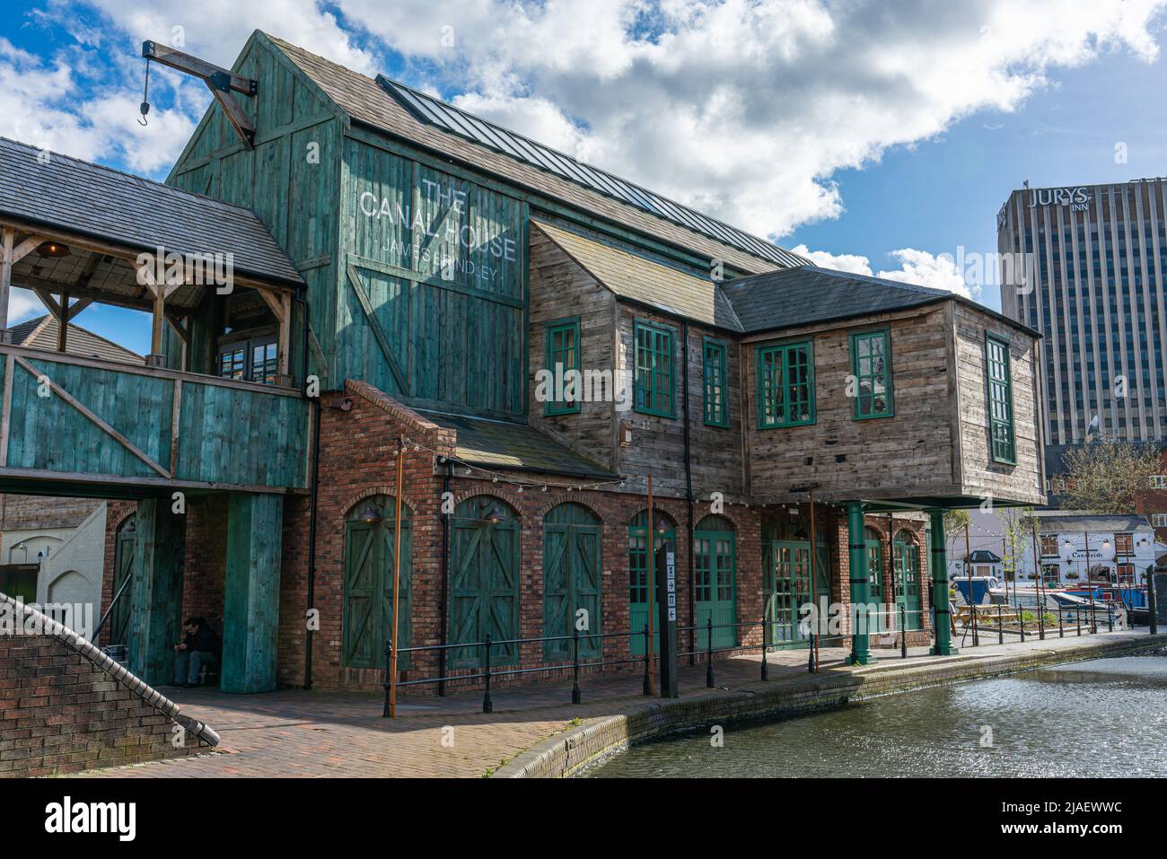 Birmingham, England - 27. April 2018: Das wunderschöne Kanalhaus bei hellem Tageslicht Stockfoto