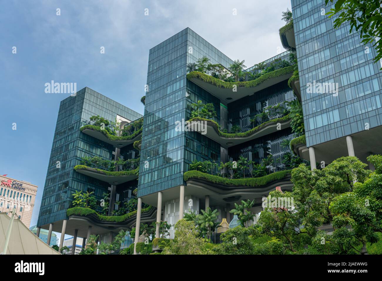 Singapur, Singapur - 10. Juni 2018: Blick auf die Gärten mit blauer Fensterfassade Stockfoto