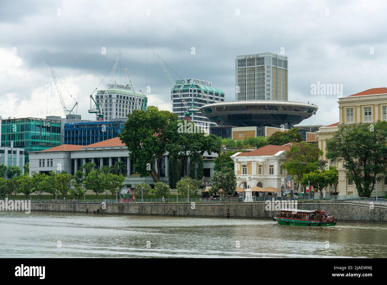 Singapur, Singapur - 30. Juni 2018: Kanalblick mit Tourboot und Gipfel des Singapore Court Stockfoto
