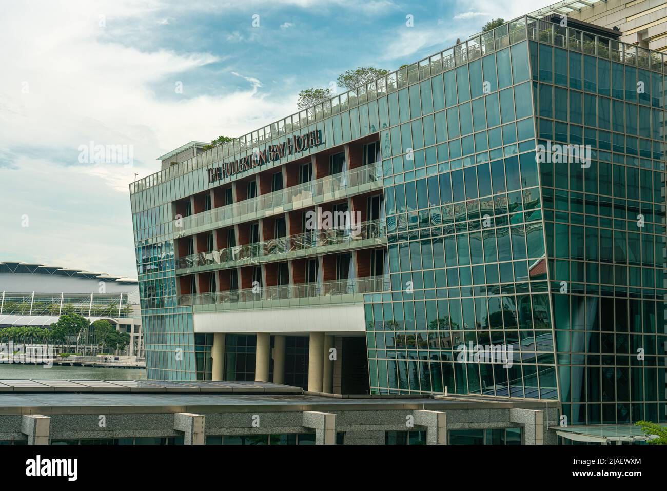 Singapur, Singapur - 8. Juli 2020: Hotel mit grünen Glasfenstern und Balkonen Stockfoto