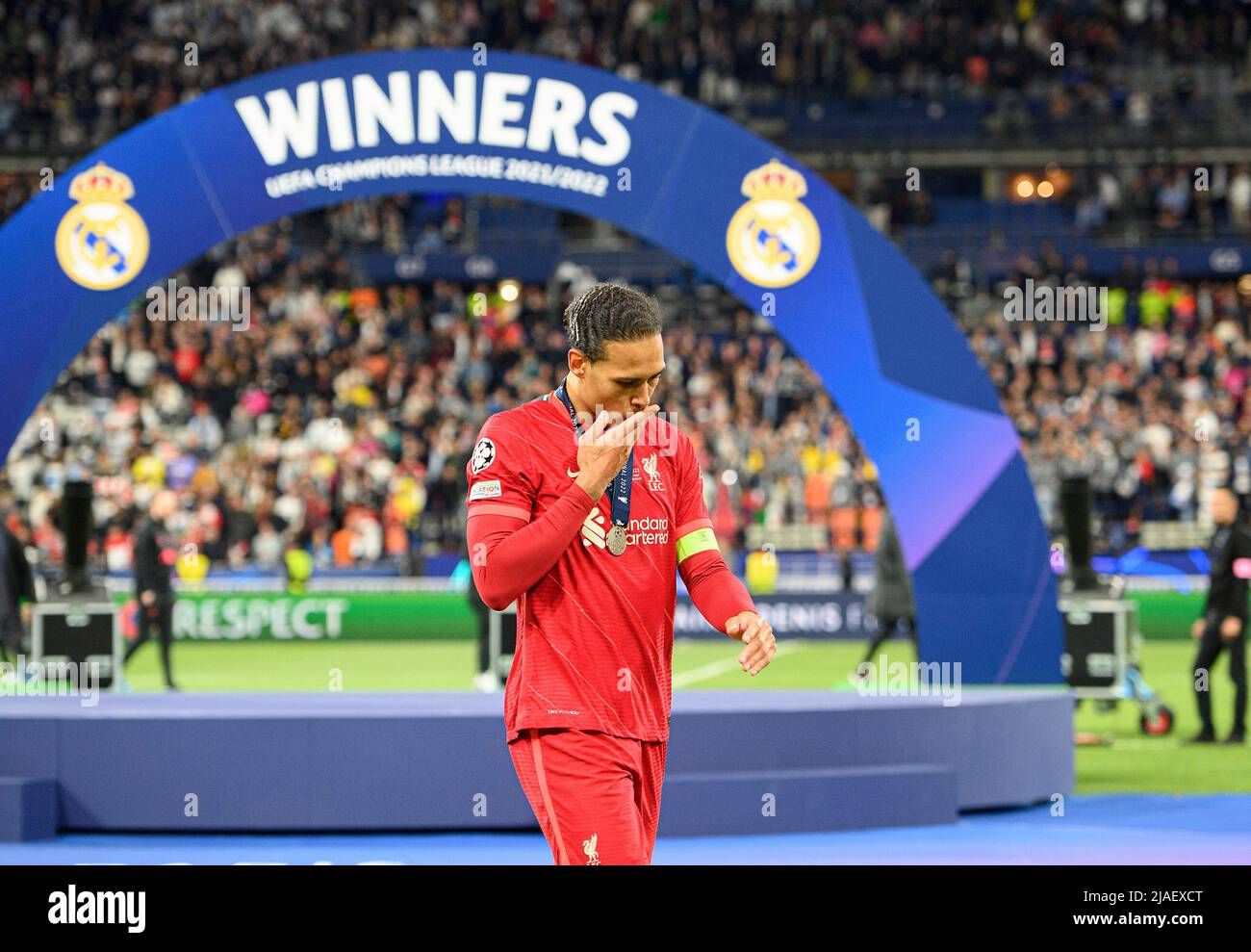 Virgil VAN DIJK (LFC) enttäuschte nach der Preisverleihung vor einem Banner der Gewinner. Fußball Champions League Finale 2022, FC Liverpool (LFC) - Real Madrid (Real) 0: 1, am 28.. Mai 2022 in Paris/Frankreich. Â Stockfoto