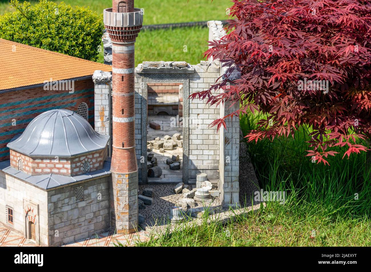 Haci Bayram Moschee und Tempel des Augustus im Miniatürk Park von Istanbul, Türkei. Stockfoto