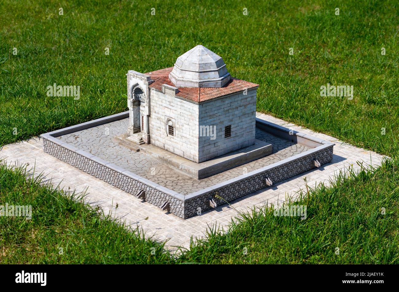 Asik Pasa Grab (Kırsehir) im Miniatürk Park von Istanbul, Türkei. Stockfoto