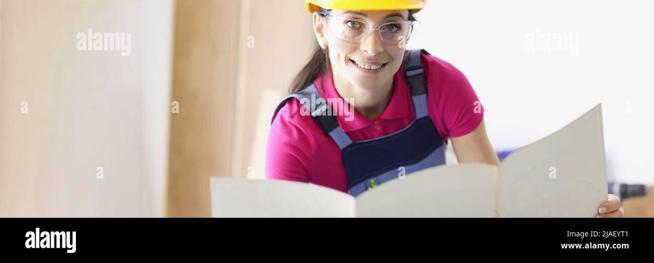 Nette Frau Architektin, die mit Zeichnungen arbeitet Stockfoto