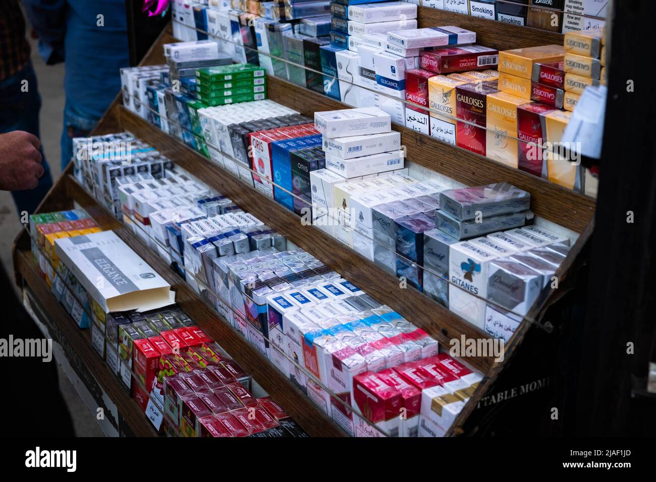 Damaskus, Syrien - Mai 2022: Verkauf von Zigarettenschachteln auf dem Straßenmarkt in Damaskus, Syrien Stockfoto