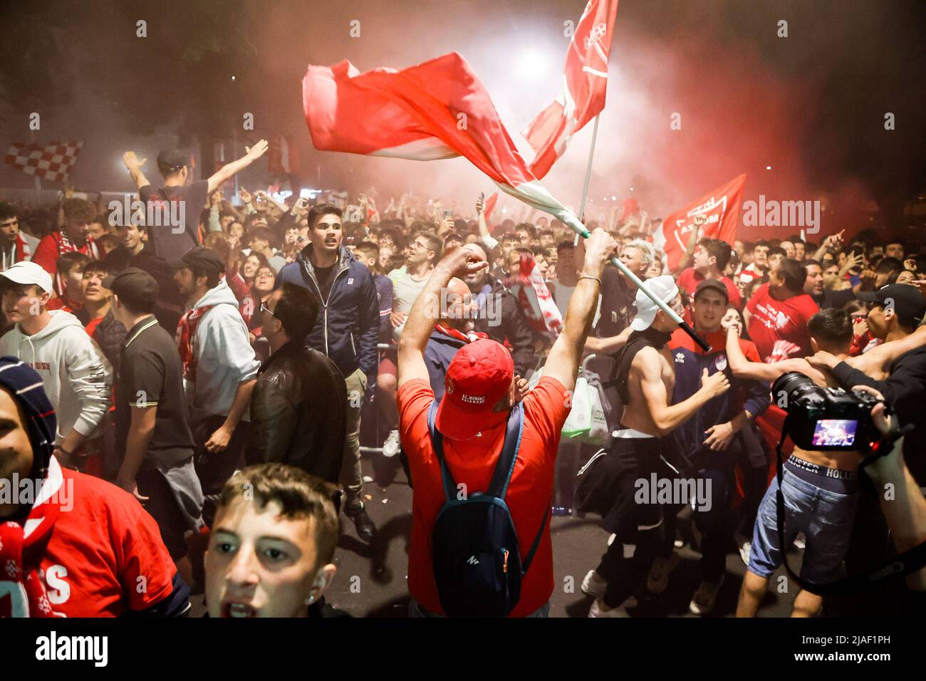 Monza-Fans feiern die erste historische Beförderung von Monza Calcio in der Serie A in seiner 110-jährigen Geschichte in Monza, Italien, am 29 2022Monza. Mai Fans feiern vor der großen Leinwand im U-Power Stadium während des Spiels Pisa gegen Monza in Monza, Italien, am 29 2022. Mai Stockfoto