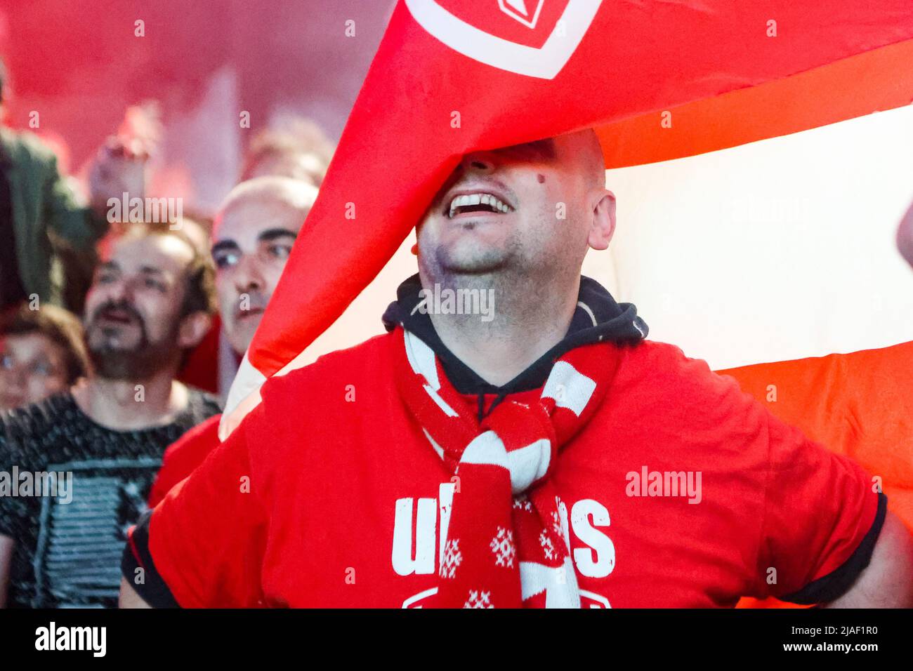 Monza-Fans feiern die erste historische Beförderung von Monza Calcio in der Serie A in seiner 110-jährigen Geschichte in Monza, Italien, am 29 2022Monza. Mai Fans feiern vor der großen Leinwand im U-Power Stadium während des Spiels Pisa gegen Monza in Monza, Italien, am 29 2022. Mai Stockfoto