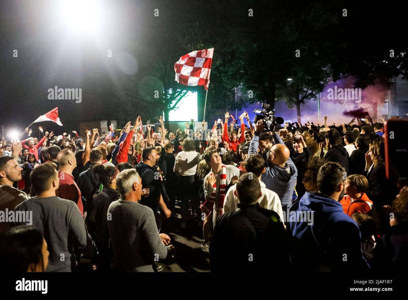 Monza-Fans feiern die erste historische Beförderung von Monza Calcio in der Serie A in seiner 110-jährigen Geschichte in Monza, Italien, am 29 2022Monza. Mai Fans feiern vor der großen Leinwand im U-Power Stadium während des Spiels Pisa gegen Monza in Monza, Italien, am 29 2022. Mai Stockfoto