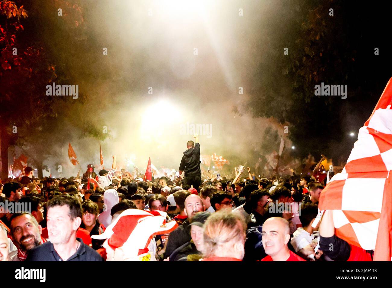 Monza-Fans feiern die erste historische Beförderung von Monza Calcio in der Serie A in seiner 110-jährigen Geschichte in Monza, Italien, am 29 2022Monza. Mai Fans feiern vor der großen Leinwand im U-Power Stadium während des Spiels Pisa gegen Monza in Monza, Italien, am 29 2022. Mai Stockfoto