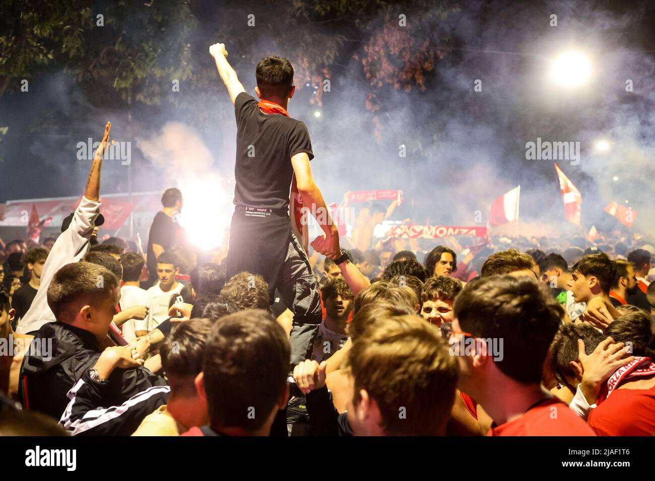 Monza-Fans feiern die erste historische Beförderung von Monza Calcio in der Serie A in seiner 110-jährigen Geschichte in Monza, Italien, am 29 2022Monza. Mai Fans feiern vor der großen Leinwand im U-Power Stadium während des Spiels Pisa gegen Monza in Monza, Italien, am 29 2022. Mai Stockfoto