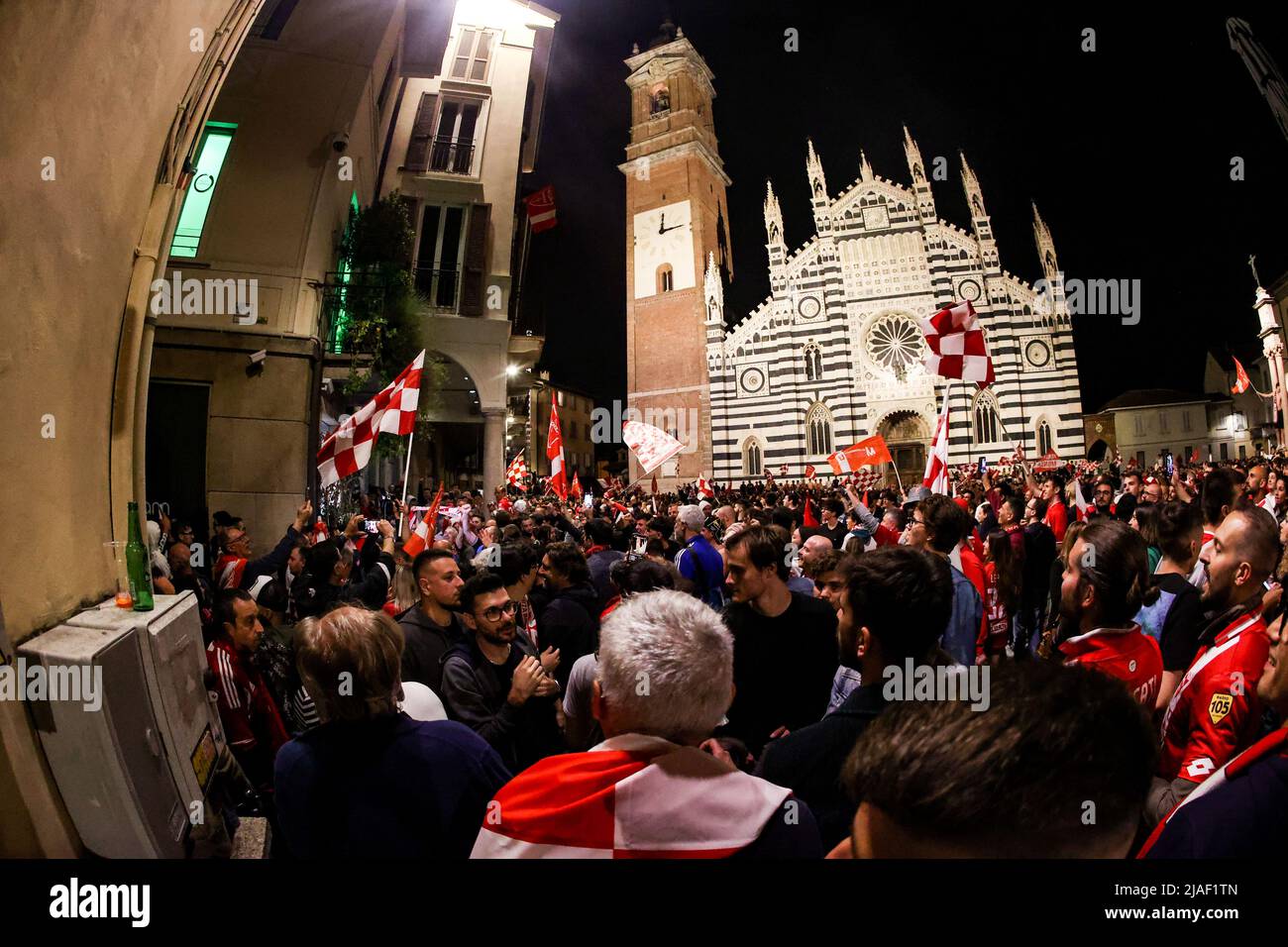 Monza-Fans feiern die erste historische Beförderung von Monza Calcio in der Serie A in seiner 110-jährigen Geschichte in Monza, Italien, am 29 2022Monza. Mai Fans feiern vor der großen Leinwand im U-Power Stadium während des Spiels Pisa gegen Monza in Monza, Italien, am 29 2022. Mai Stockfoto