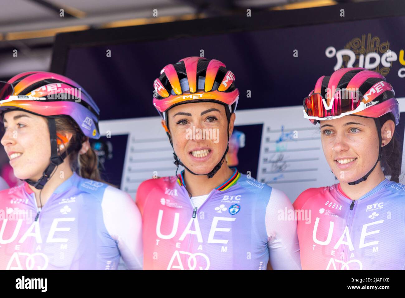 Marta Bastianelli vom UAE-Team ADQ beim RideLondon Classique 2022 Elite-Damenradrennen, auf dem Siegerpodest in Maldon, Essex, Großbritannien Stockfoto