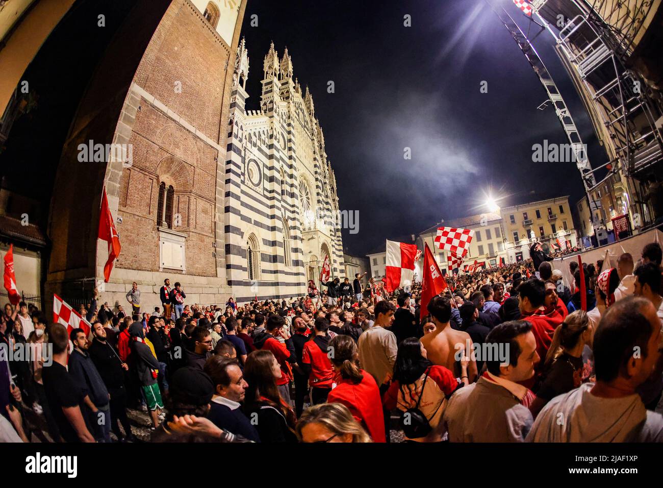 Monza-Fans feiern die erste historische Beförderung von Monza Calcio in der Serie A in seiner 110-jährigen Geschichte in Monza, Italien, am 29 2022Monza. Mai Fans feiern vor der großen Leinwand im U-Power Stadium während des Spiels Pisa gegen Monza in Monza, Italien, am 29 2022. Mai Stockfoto