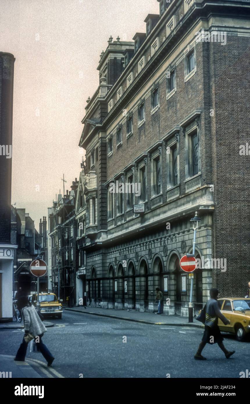 1970s Archivbild des unter Denkmalschutz stehenden Marshall Street Baths in Soho, London. Erbaut 1850. Stockfoto