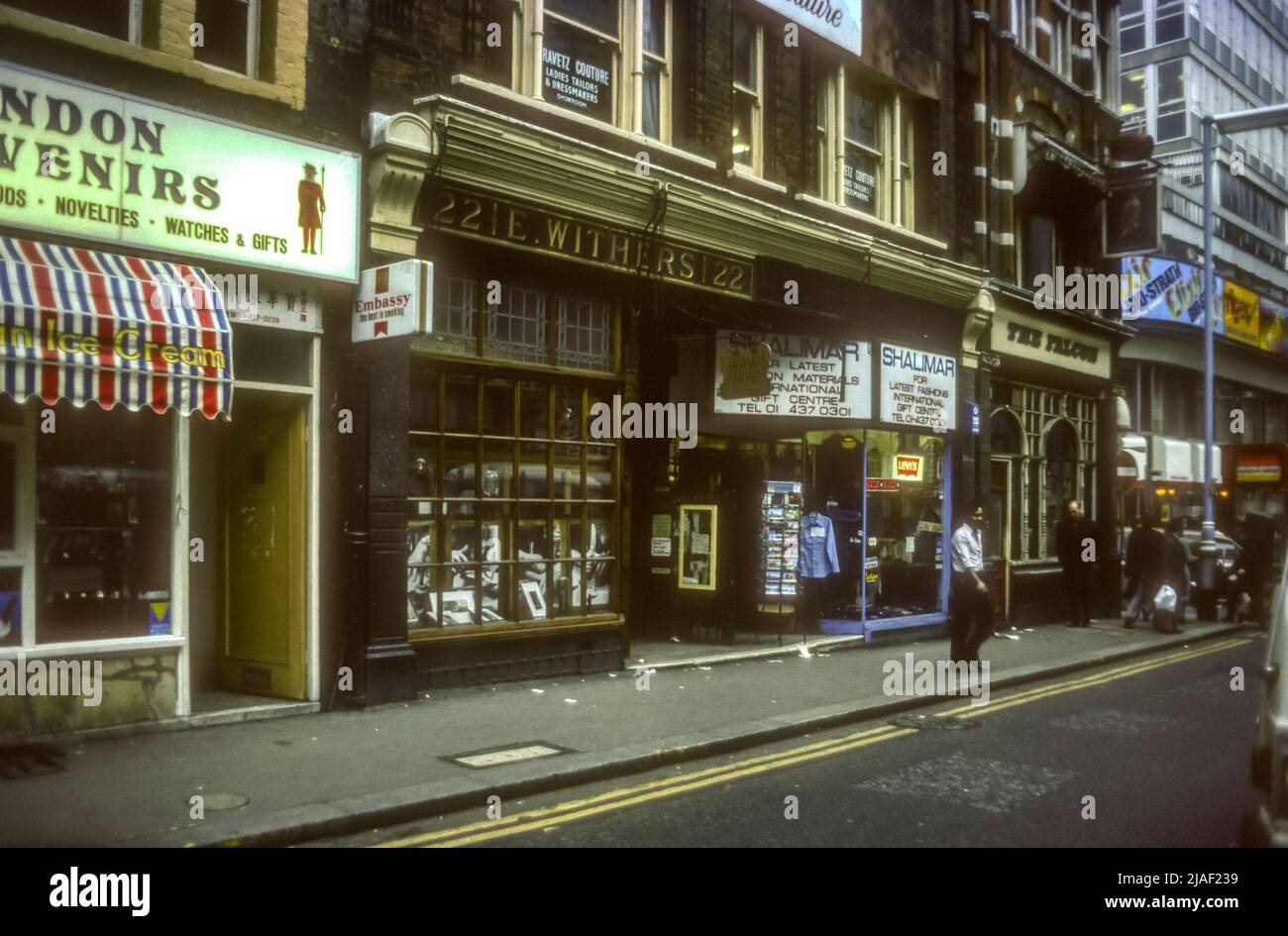 1976 Archivfoto der Räumlichkeiten von E. Withers, Geigenbauern, und des öffentlichen Hauses von Falcon in der Wardour Street, Soho, London. Stockfoto