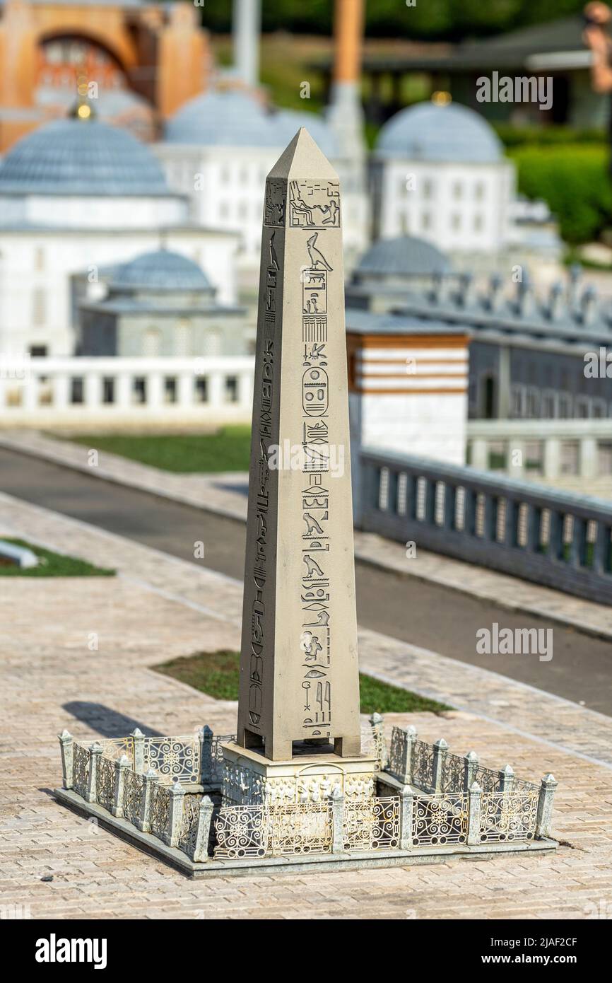 Obelisk von Theodosius (türkisch: Dikilitas) im Miniatürk Park von Istanbul, Türkei. Stockfoto
