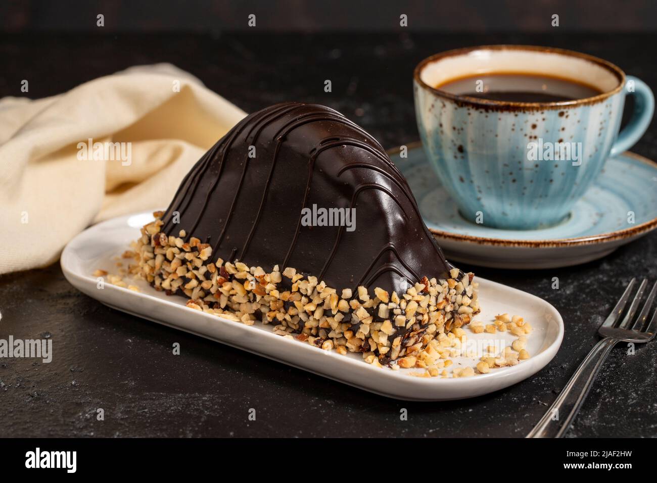 Kuchen aus Malaga. Schokolade und Bananenkuchen auf dunklem Hintergrund. Nahaufnahme Stockfoto