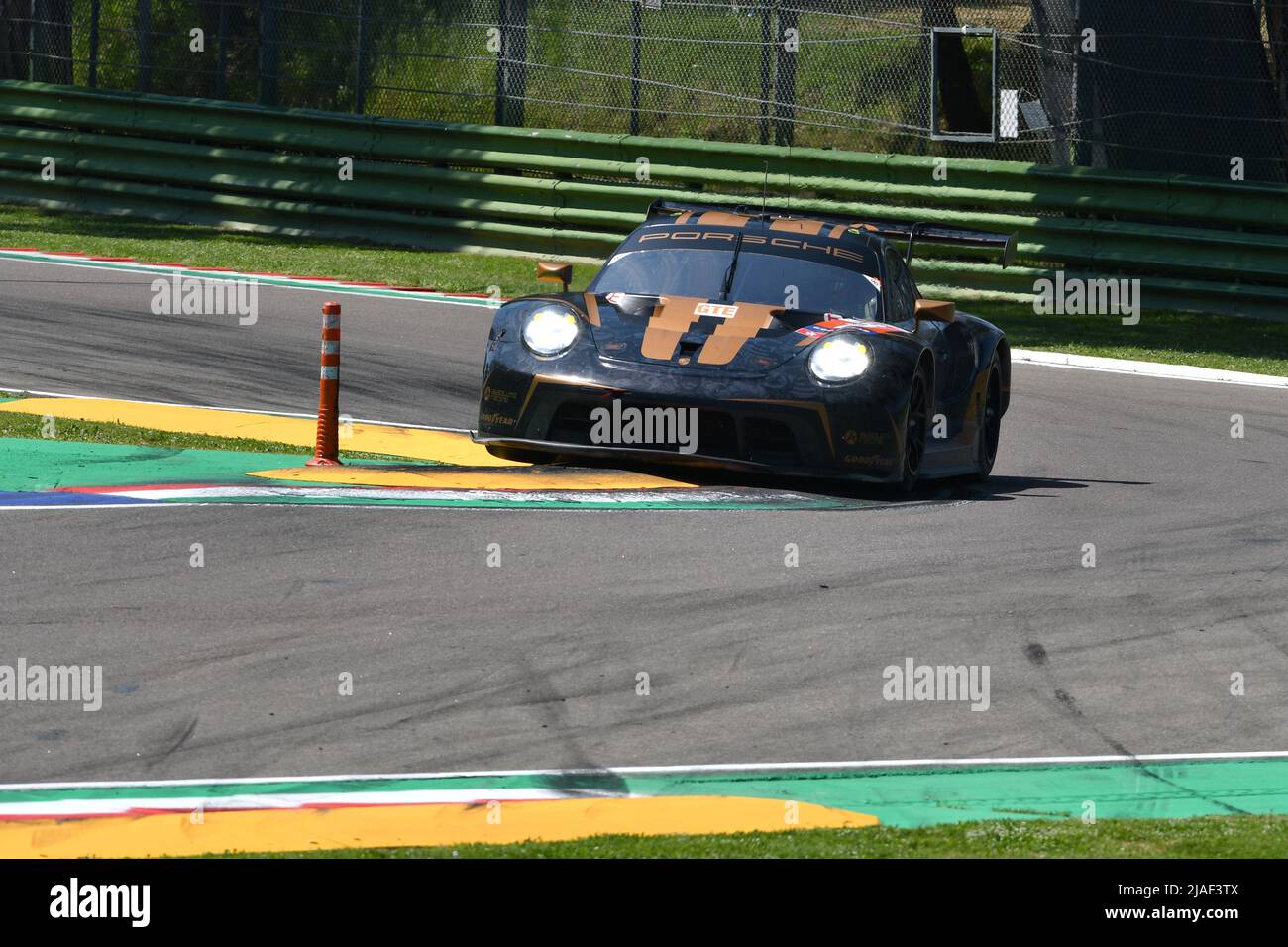 Imola, 12. Mai 2022: #18 Porsche 911 RSR 19 des ABSOLUTEN RENNENS HKG Team gefahren von Haryanto - Picariello im Einsatz beim Training der ELMS 4H von Imola i Stockfoto