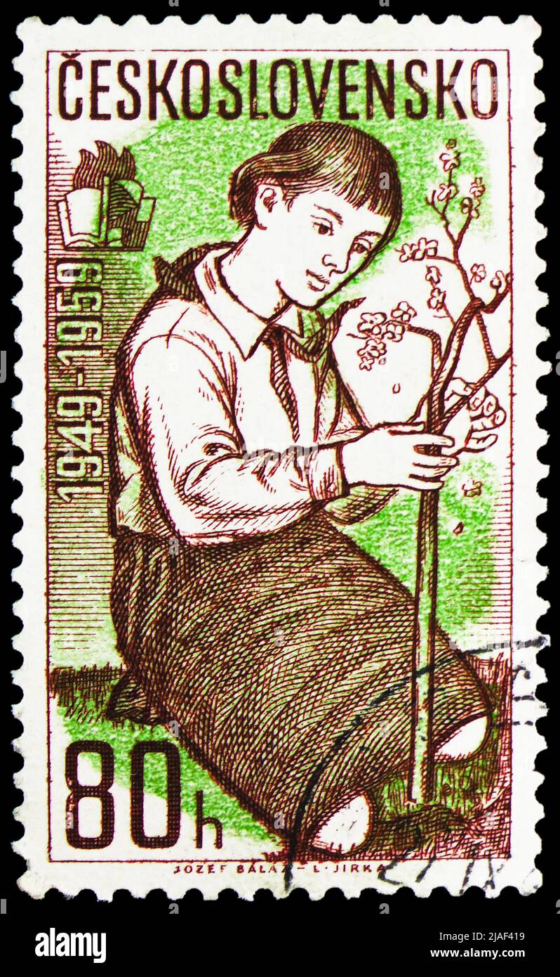 MOSKAU, RUSSLAND - 14. MAI 2022: In der Tschechoslowakei gedruckte Briefmarke zeigt Young Pioneers Movement, 10. Jahre, Pflanzbaum, Serie, um 19 Stockfoto