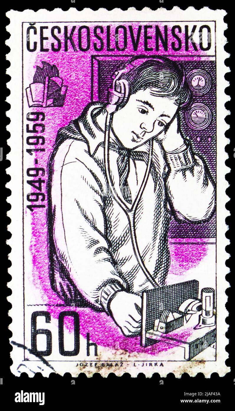 MOSKAU, RUSSLAND - 14. MAI 2022: In der Tschechoslowakei gedruckte Briefmarke zeigt Young Pioneers Movement, 10. Jahre, Radio, Serie, um 1959 Stockfoto