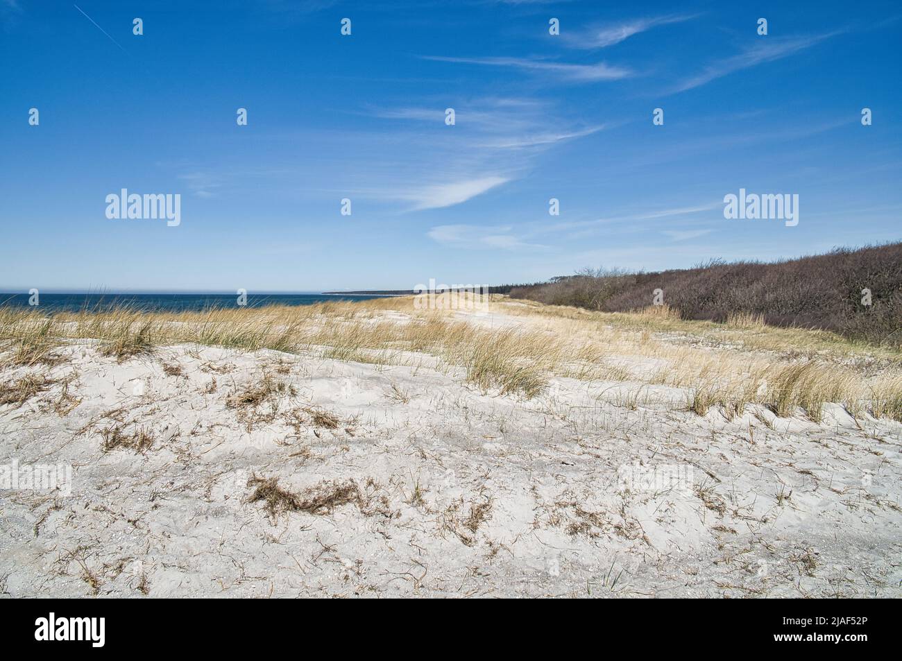 Sonnenuntergang an der ostseeküste mit Wolken am Himmel. Dazu das Rauschen des Meeres und eine frische Brise um die Nase. Stockfoto