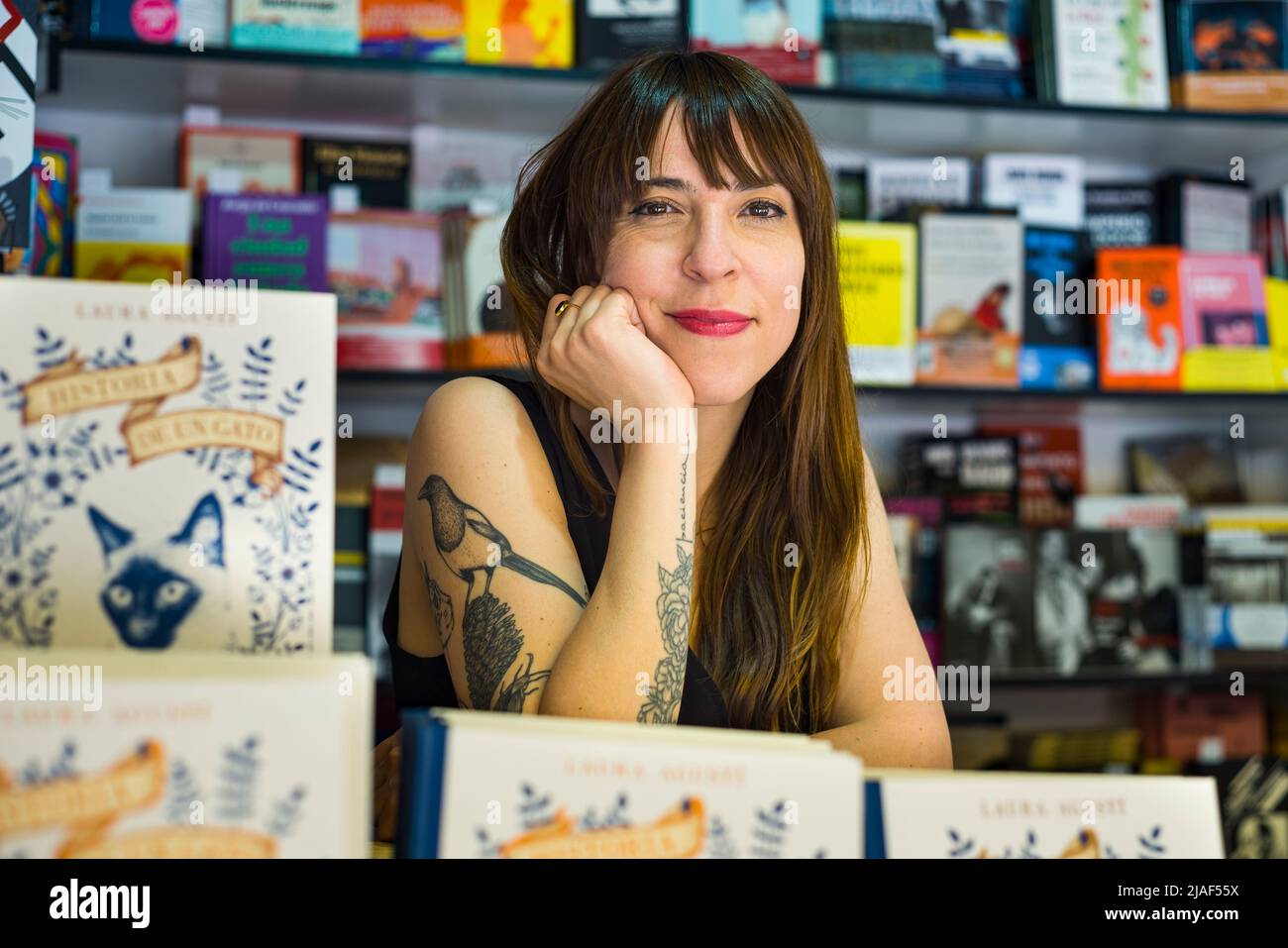 Portrait mit Blick auf die Kamera der spanischen Designerin und Illustratorin Laura Agusti, die mit ihrem Buch auf der Madrider Buchmesse posiert. Stockfoto