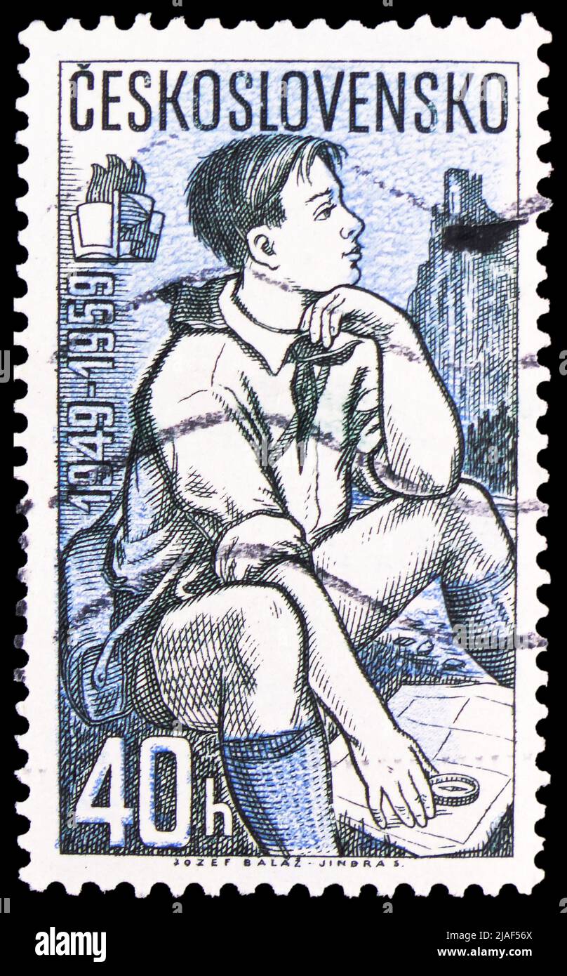 MOSKAU, RUSSLAND - 14. MAI 2022: In der Tschechoslowakei gedruckte Briefmarke zeigt Young Pioneers Movement, 10. Jahre, Pfadfinderei, Serie, um 1959 Stockfoto