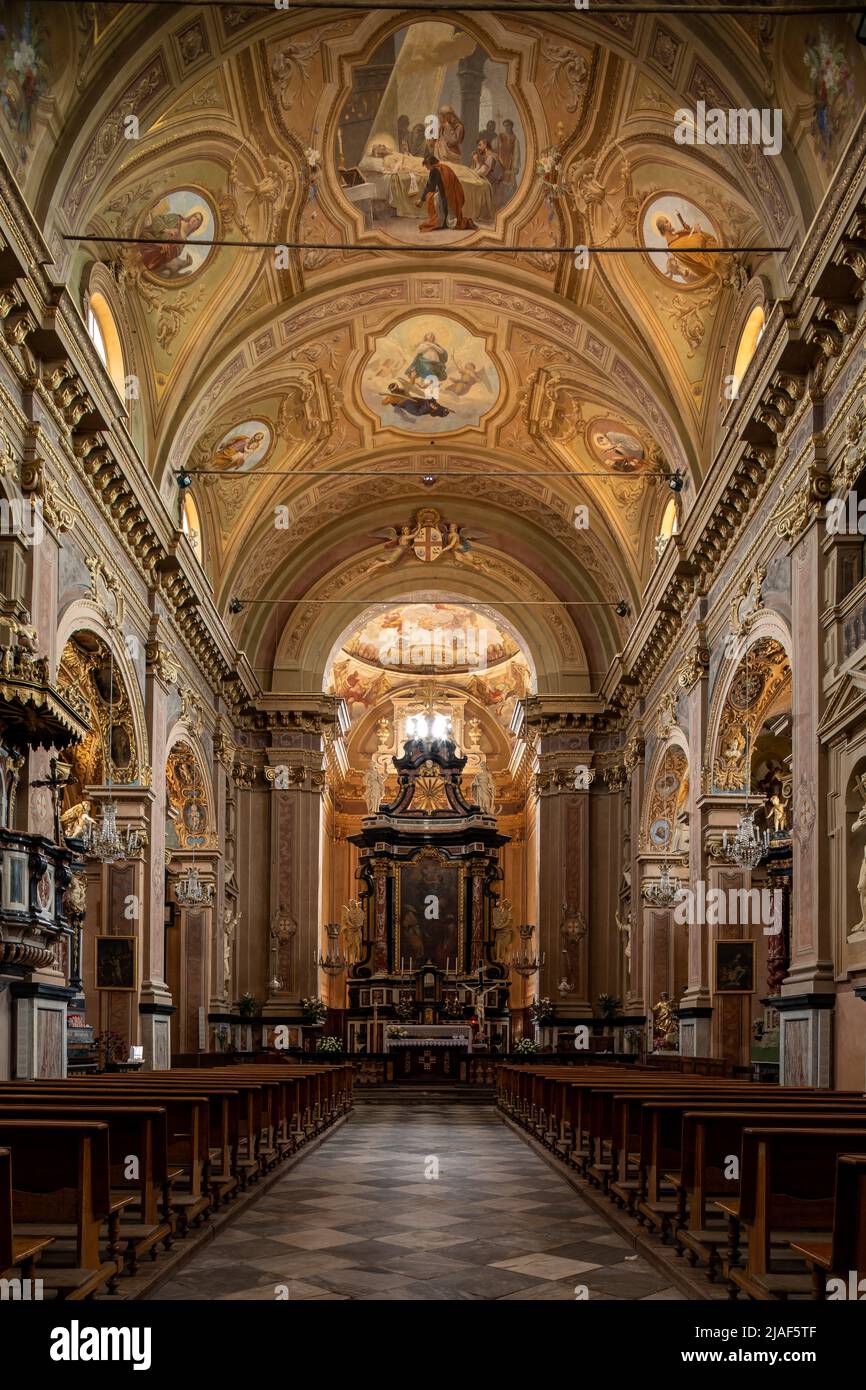 Schönes Interieur der Kirche von San Martino in der Stadt La Morra, Italien Stockfoto