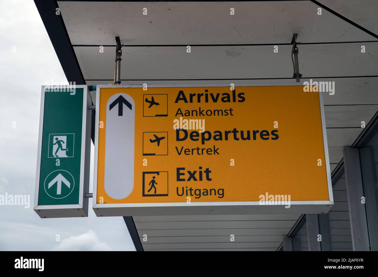 Hinweisschild Ankunft Abfahrt Und Abfahrt Am Flughafen Schiphol Niederlande 25-5-2022 Stockfoto