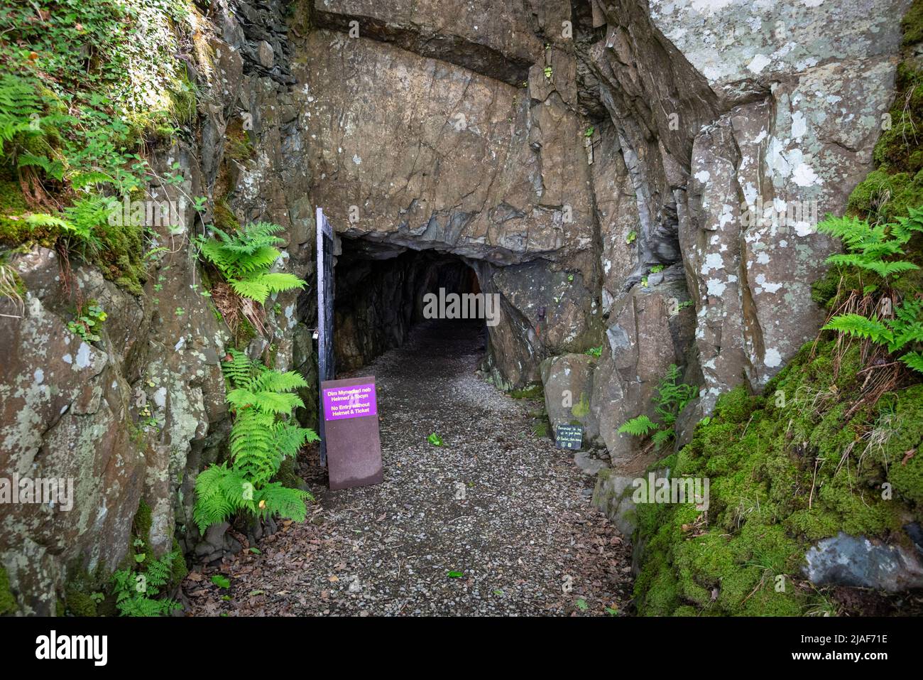 Llanfair Slate Caverns in der Nähe von Harlech in Nordwales. Eine faszinierende historische Touristenattraktion mit selbstgeführten Touren unter der Erde. Stockfoto