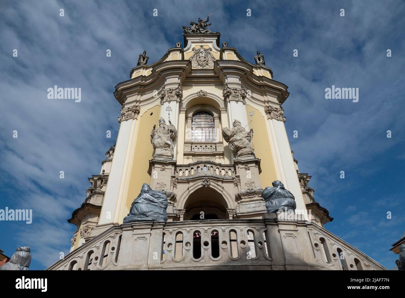 2022-05-27, Lemberg, Ukraine. Statuen am Eingang St. George's Cathedral geschützt im Falle eines Raketeneinschlags. Krieg in der Ukraine Stockfoto