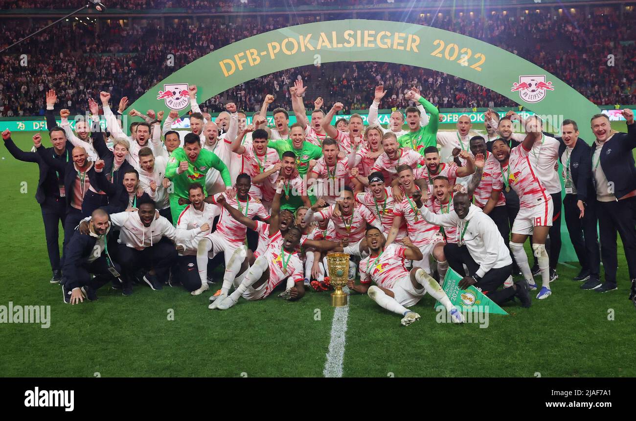 firo: 21.05.2022 Fuvuball, Saison 2021/2022, DFB-Pokalfinale, Finale SCF, SC Freiburg, Freiburger - RB, Red Bull Pitchball Leipzig 2:4 dh: pokalsieger, RB, Teamfoto, Team, Siegerehrung, Siegerblatt Stockfoto