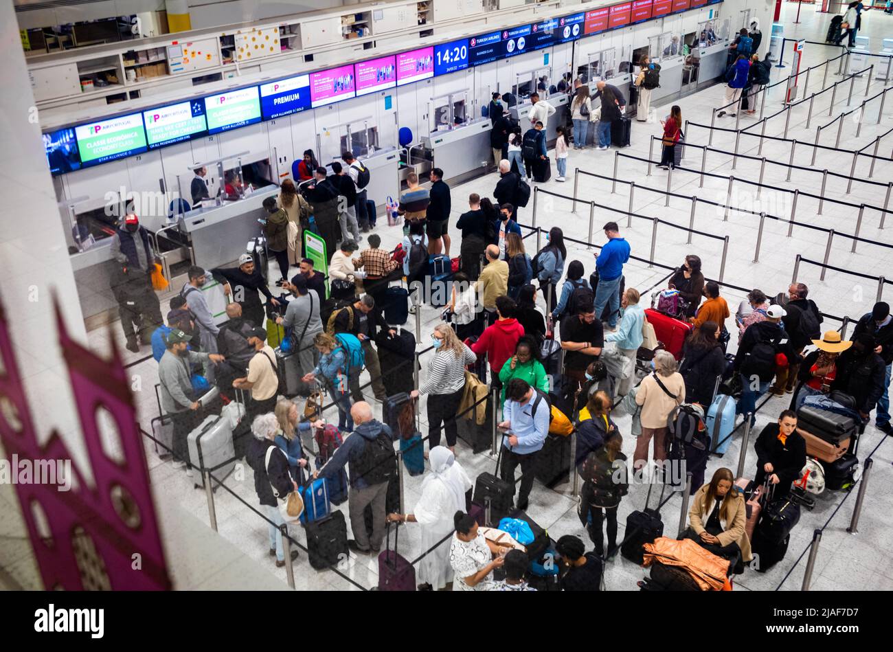 Am Flughafen Gatwick, Südterminal, stehen die Leute Schlange, um einzuchecken. Stockfoto