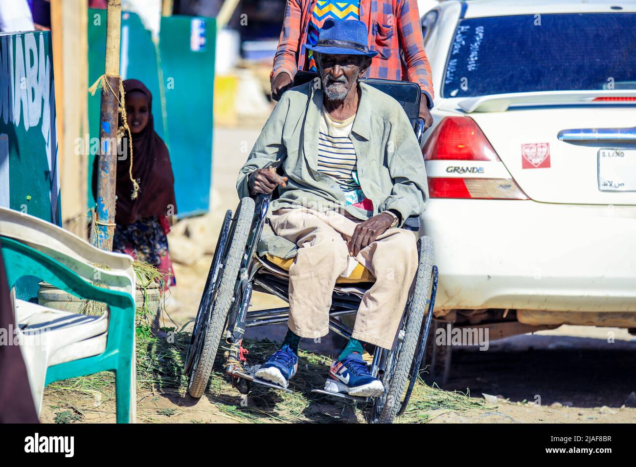 Local man in the Wheelchair on Hargeisa Streets Stockfoto