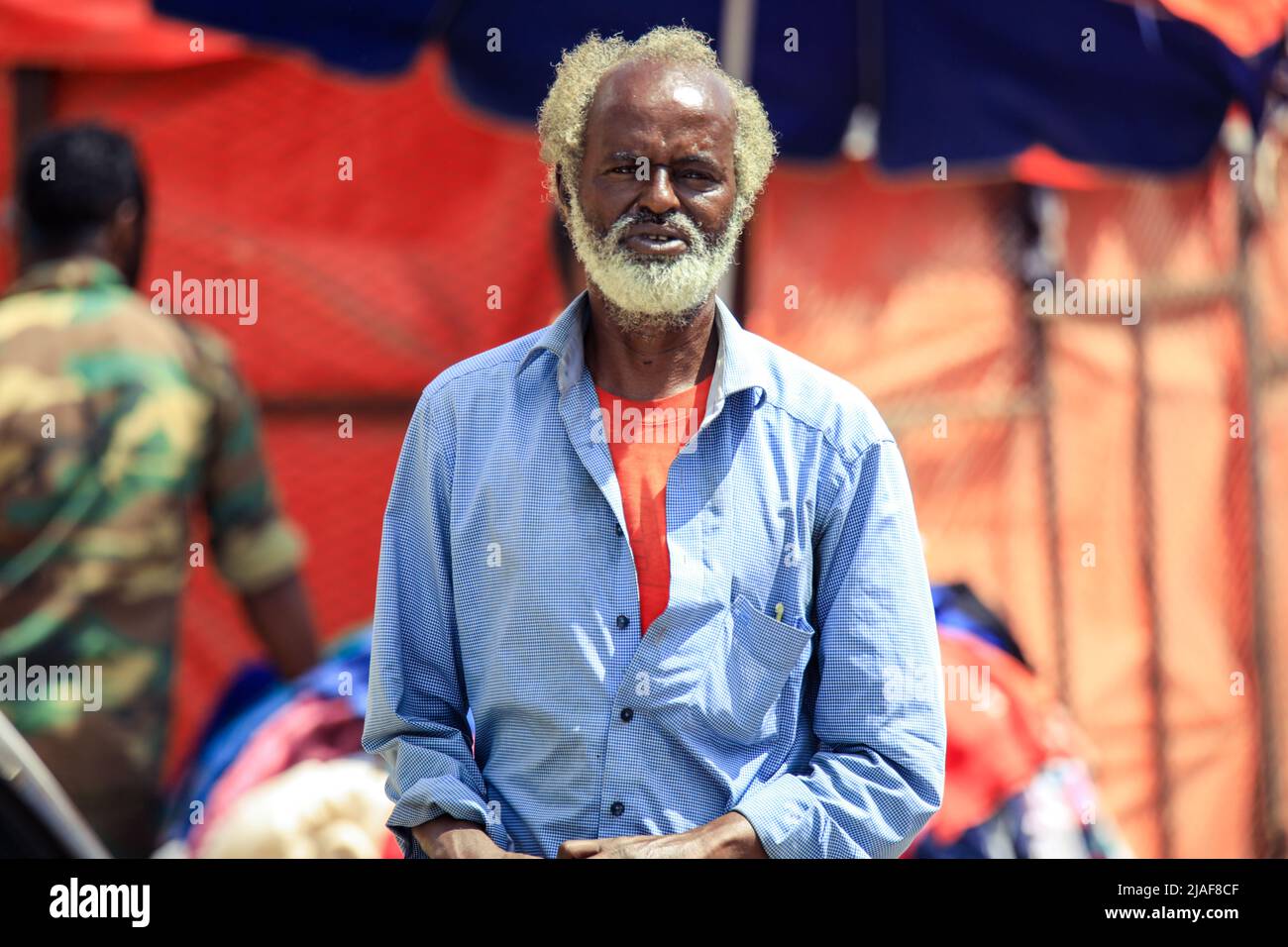 Lokaler Mann in den traditionellen Kleidern auf den Hauptstadtstraßen Stockfoto