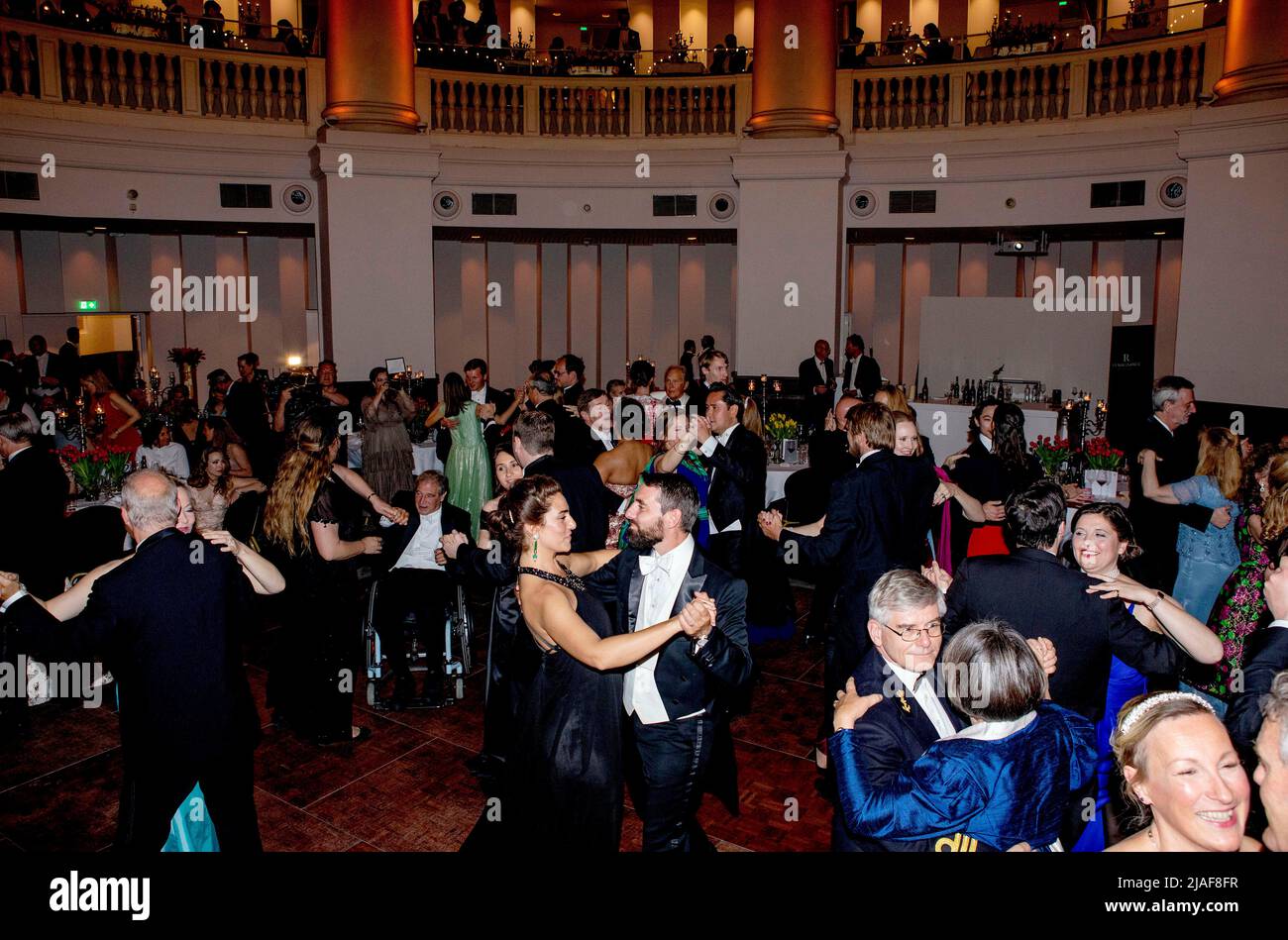 Amsterdam, Niederlande. 28.. Mai 2022. Prinz Nicolae von Rumänien und Prinzessin Sophia Wolkonsky Prinz Nicolae von Rumänien beim Koepelkerk in Amsterdam, am 28. Mai 2022, um am Tulpenball 2022 teilzunehmen, findet eine Wohltätigkeitsauktion für die Werke der Stiftung Prinz Nicolae von Rumänien statt, Prinz Nicolae wird den Ball eröffnen Quelle: Albert Nieboer/Niederlande OUT/Point de Vue OUT/dpa/Alamy Live News Stockfoto