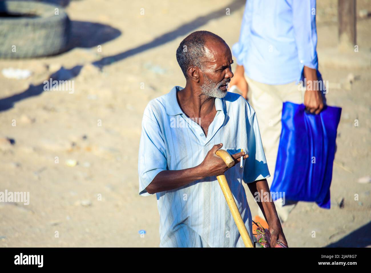 Lokaler Mann in den traditionellen Kleidern auf den Hauptstadtstraßen Stockfoto