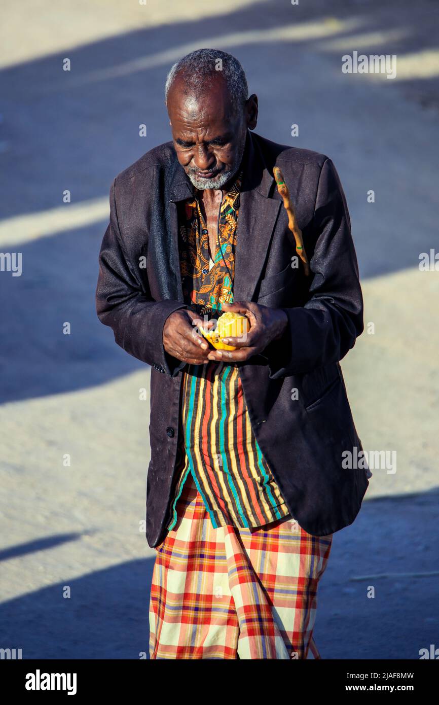 Lokaler Mann in den traditionellen Kleidern auf den Hauptstadtstraßen Stockfoto