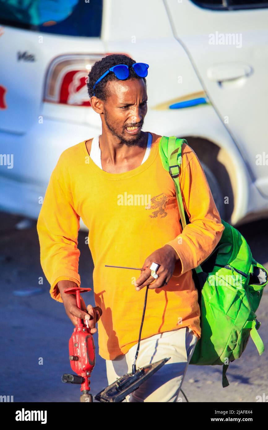 Lokaler Mann in den traditionellen Kleidern auf den Hauptstadtstraßen Stockfoto