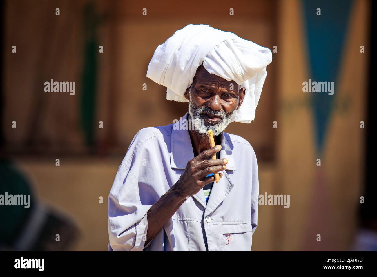 Lokaler Mann in den traditionellen Kleidern auf den Hauptstadtstraßen Stockfoto