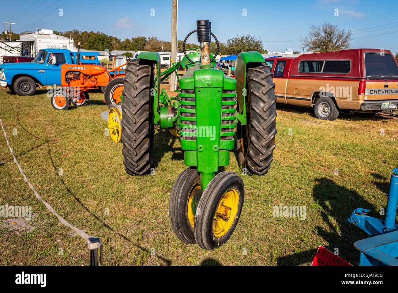 Fort Meade, FL – 23. Februar 2022: 1935 John Deere Modell B auf der lokalen Traktorenmesse Stockfoto