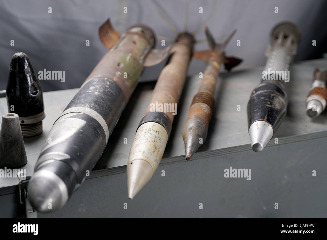 Viele Granaten und Raketen des Krieges in der Ukraine. Granaten, Geldautomaten, Marschflugkörper. Antipersonenmine. Gebiet gelöscht. Entminung durch Truppen des Terr Stockfoto