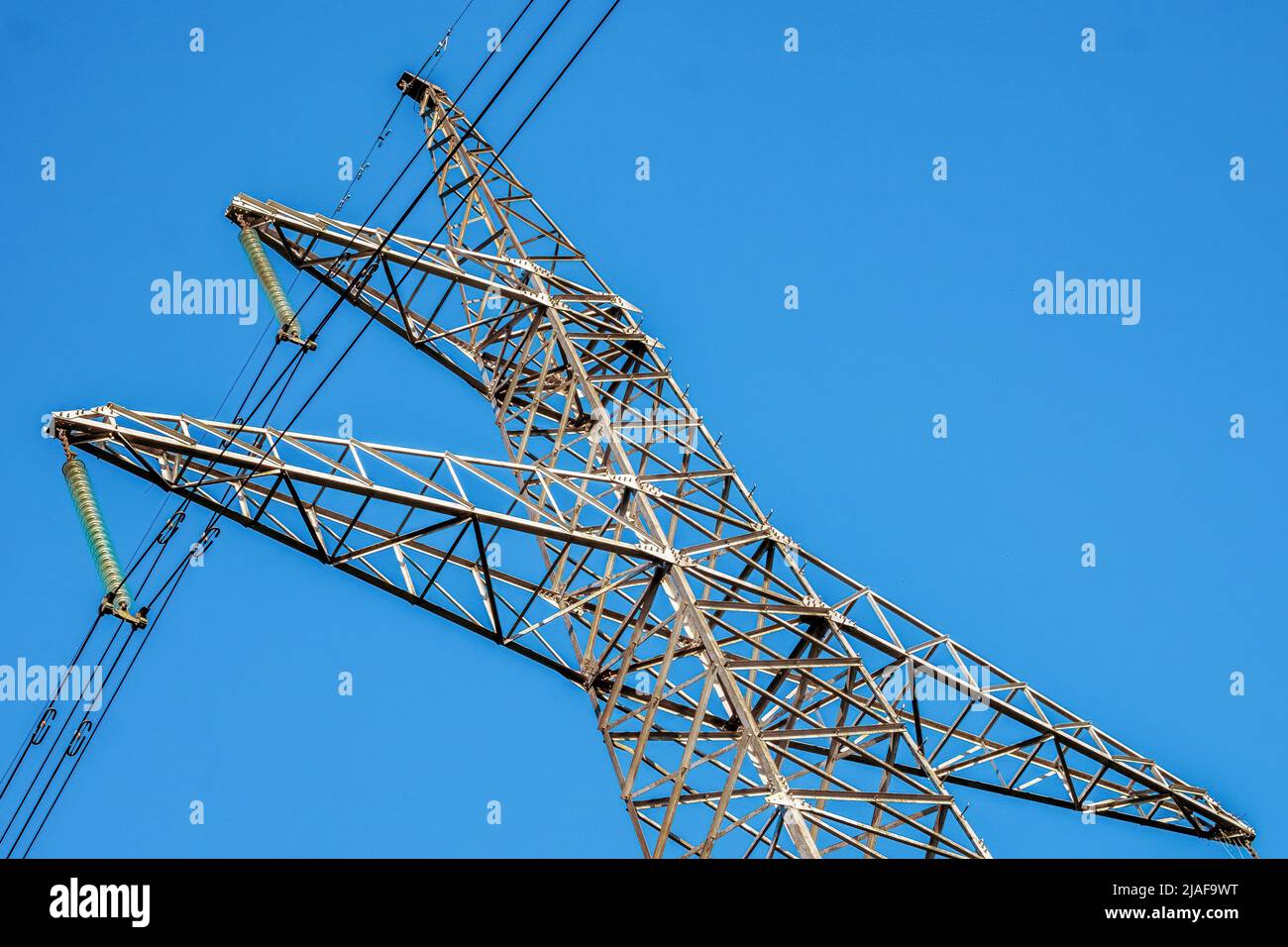 Stromleitung am blauen Himmel Nahaufnahme. Strom aus Mast-Energie Stockfoto