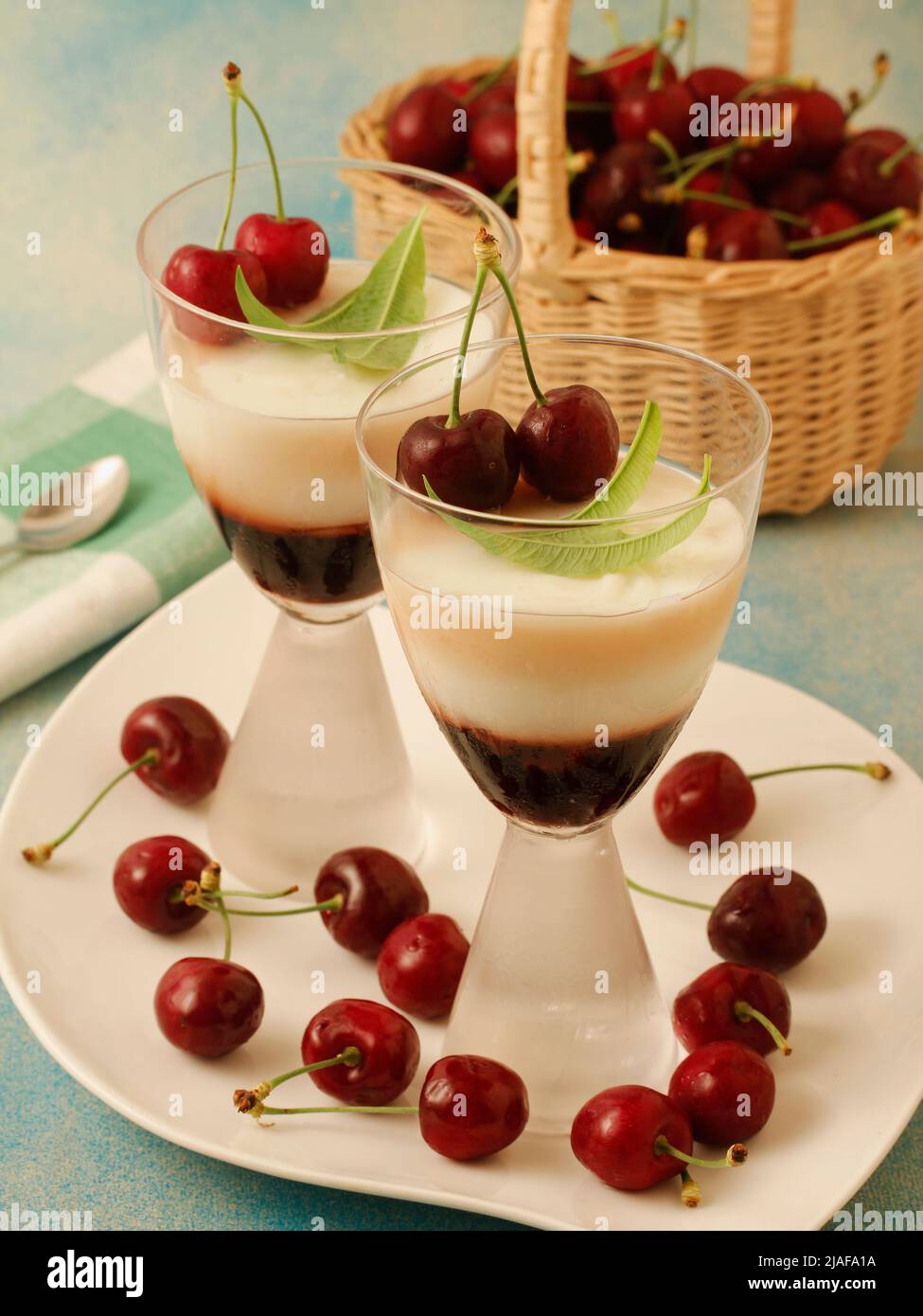 Quark mit Kirschmarmelade. Stockfoto