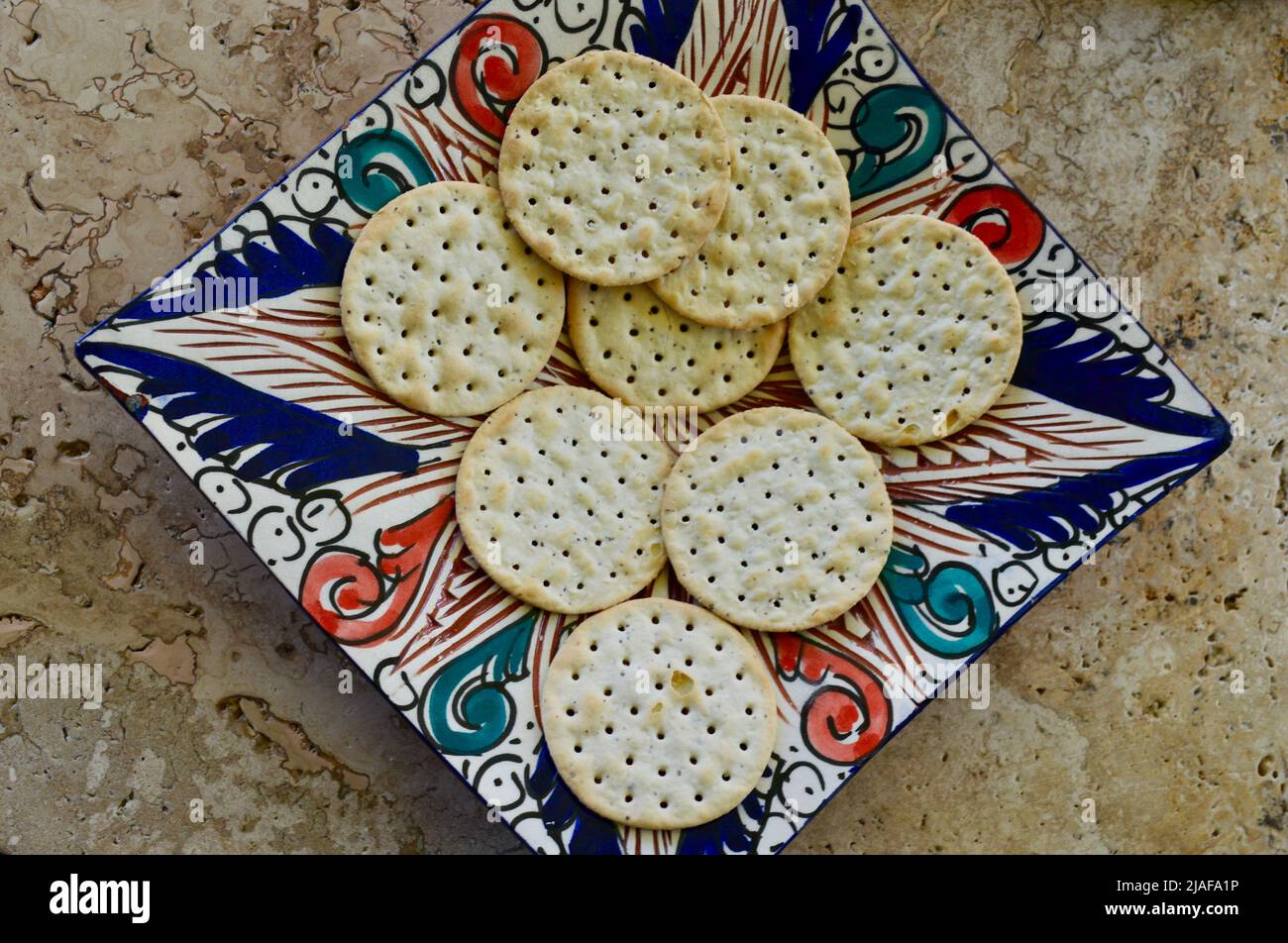 Cracker Kekse auf einem bunten Gericht Stockfoto