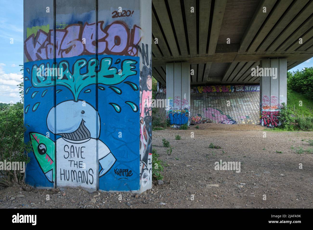 Graffiti-Kunst „Save the Humans“ unter der Ringstraße in Norwich, Norfolk Stockfoto