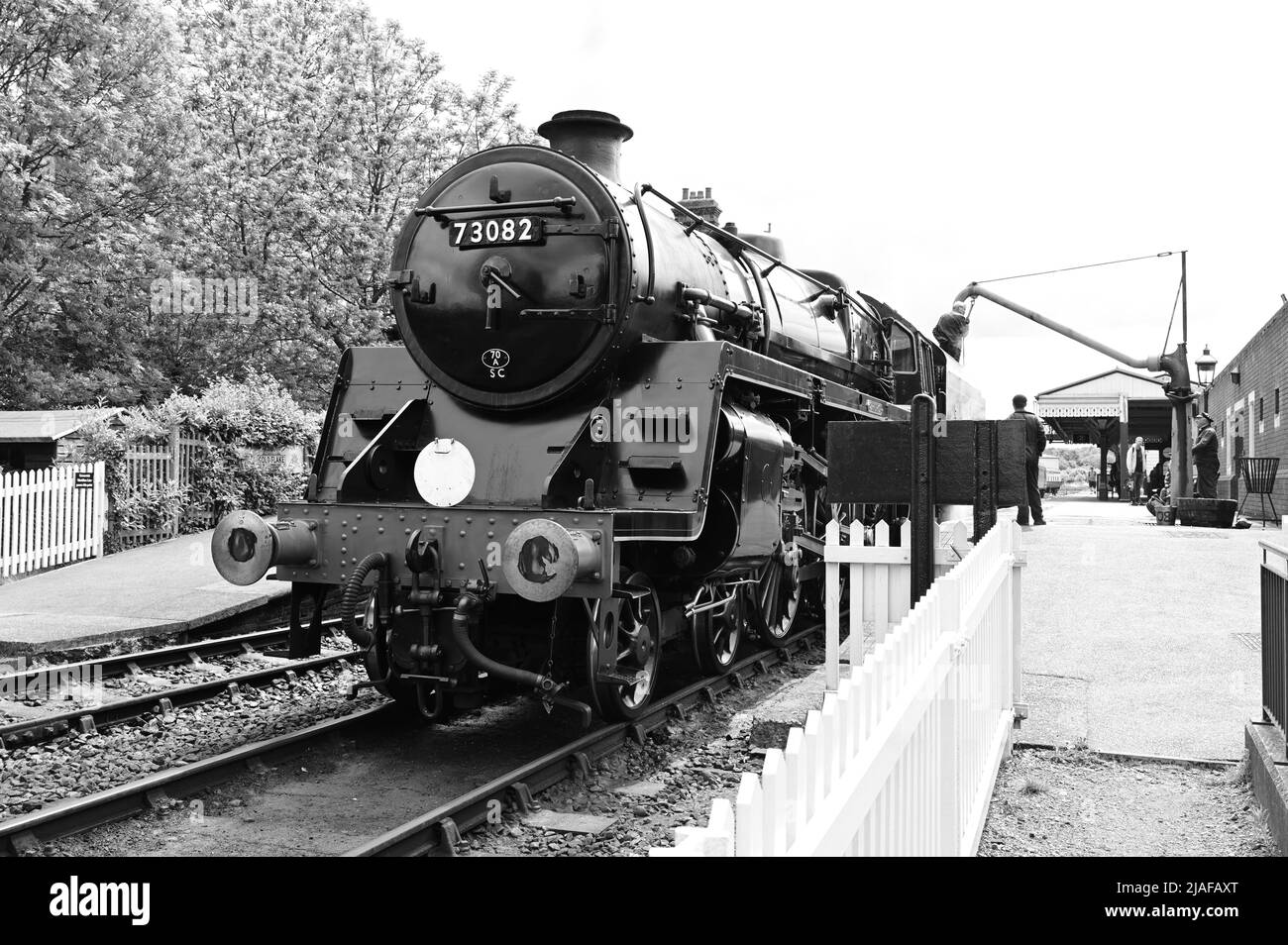 Sheffield Park, West Sussex, UK-May 29 2022: BR Standard Class 5 73082 Camelot nimmt Wasser an der Station Sheffield Park auf der Bluebell Railway. Stockfoto